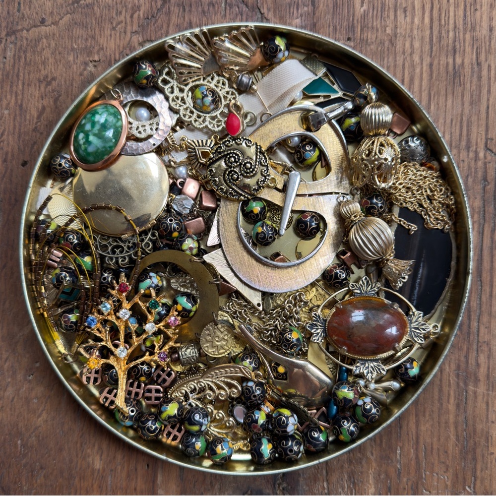 Vintage assorted lot 12.3oz gold & jewel tone pendants beads charms stone